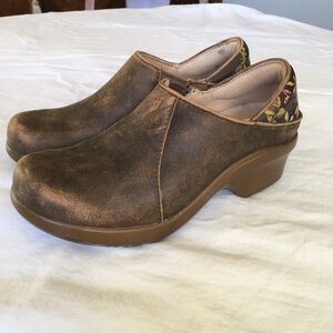 Ariat Hera Brown Women's Leather Clogs with Floral Accent